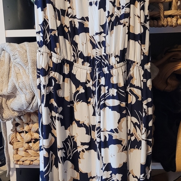 Navy and White Floral Sun Dress New Never Worn - Picture 2 of 4
